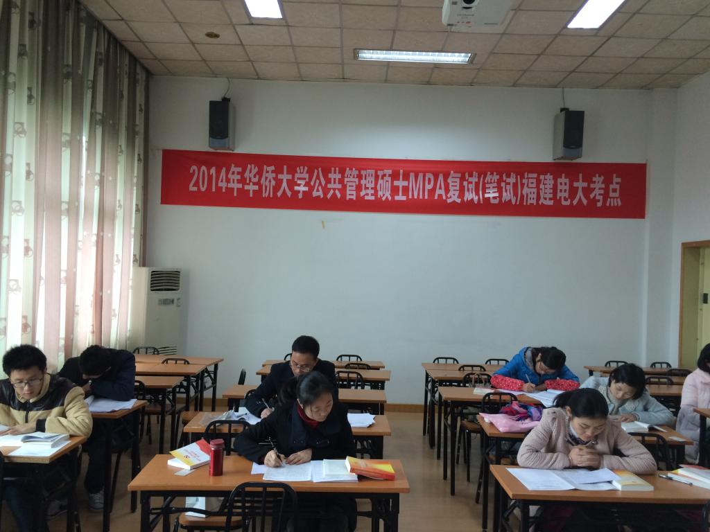 学生复试笔试中