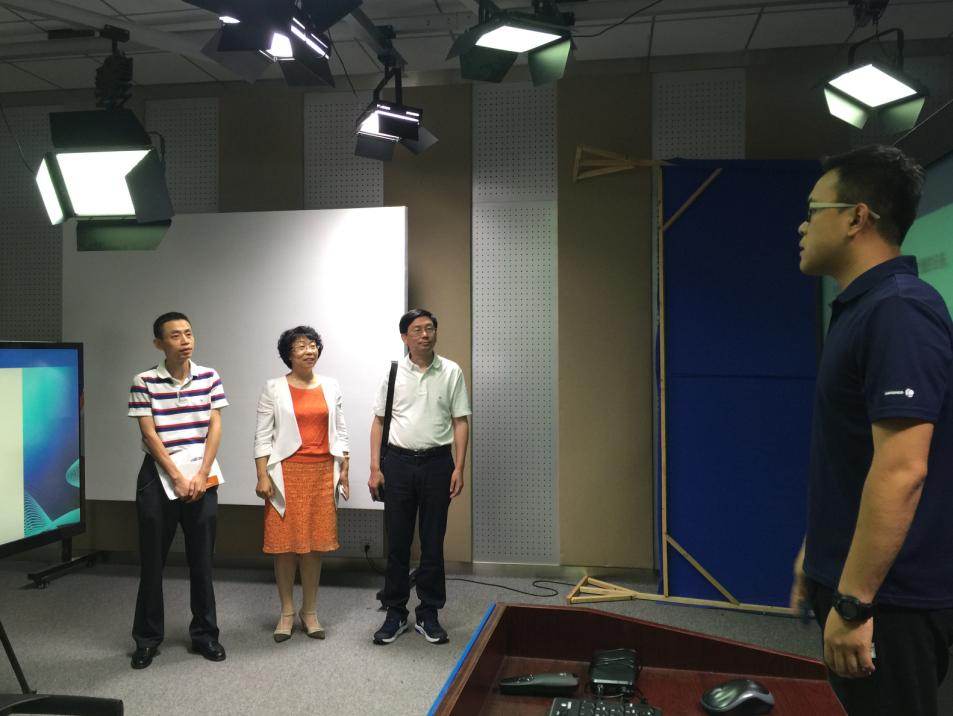 参观天津大学远程与继续教育学院录播室